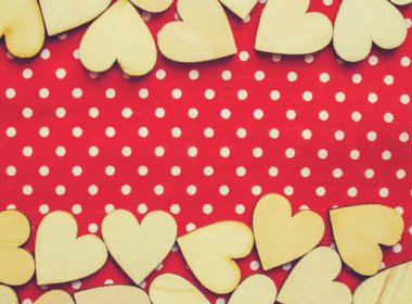 kumaş parçaları ahşap kalpler. seçici odak. 