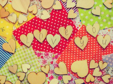 kumaş parçaları ahşap kalpler. seçici odak. 