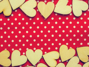 kumaş parçaları ahşap kalpler. seçici odak. 