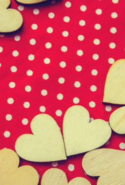 kumaş parçaları ahşap kalpler. seçici odak. 