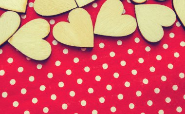 kumaş parçaları ahşap kalpler. seçici odak. 