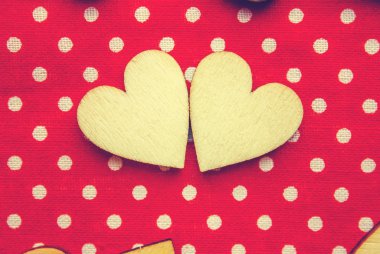 kumaş parçaları ahşap kalpler. seçici odak. 