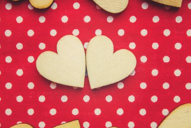 kumaş parçaları ahşap kalpler. seçici odak. 