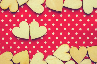 kumaş parçaları ahşap kalpler. seçici odak. 