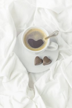 yatakta sıcak kahve. seçici odak.