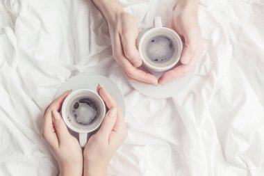 yatakta sıcak kahve. seçici odak. 