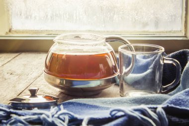 sıcak çay pencerenin yakınındaki tencerede. seçici odak.