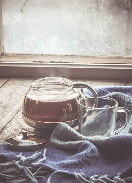 Hete thee in de pot in de buurt van het venster. selectieve aandacht. — Stockfoto