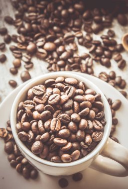 kahve çekirdeği. bir fincan kahve. seçici odak.