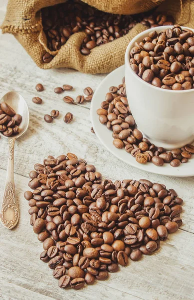 Koffieboon. een kopje koffie. selectieve aandacht. — Stockfoto