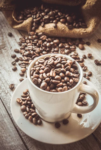 Grano de café. una taza de café. enfoque selectivo . — Foto de Stock