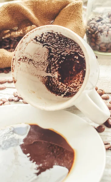 kahve çekirdeği. bir fincan kahve. seçici odak.