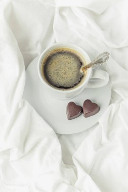 yatakta sıcak kahve. seçici odak. 