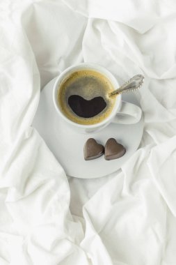 yatakta sıcak kahve. seçici odak. 