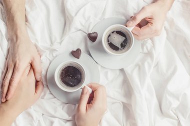 yatakta sıcak kahve. seçici odak. 