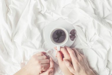 yatakta sıcak kahve. seçici odak. 