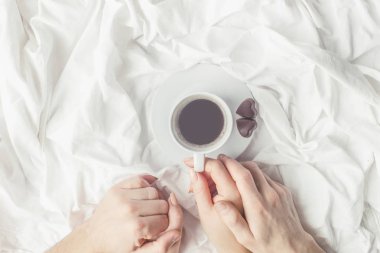 yatakta sıcak kahve. seçici odak. 