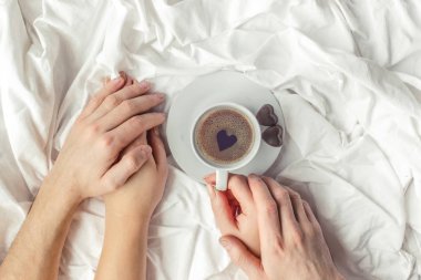 yatakta sıcak kahve. seçici odak. 