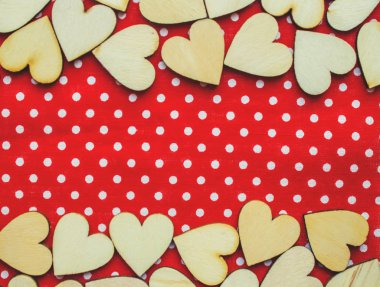 kumaş parçaları ahşap kalpler. seçici odak. 