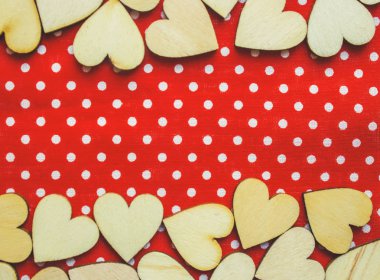 kumaş parçaları ahşap kalpler. seçici odak. 