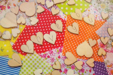 kumaş parçaları ahşap kalpler. seçici odak. 