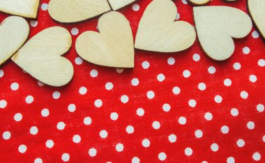 kumaş parçaları ahşap kalpler. seçici odak. 