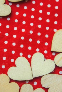 kumaş parçaları ahşap kalpler. seçici odak. 