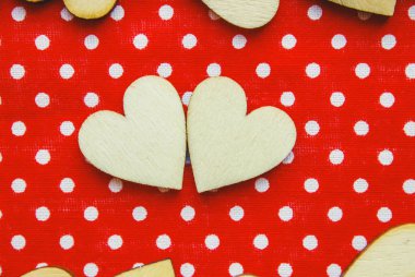 kumaş parçaları ahşap kalpler. seçici odak. 