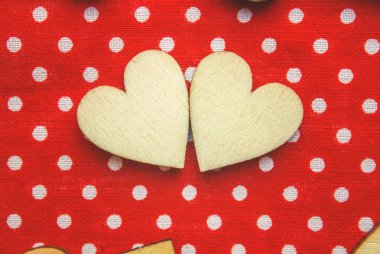 kumaş parçaları ahşap kalpler. seçici odak. 