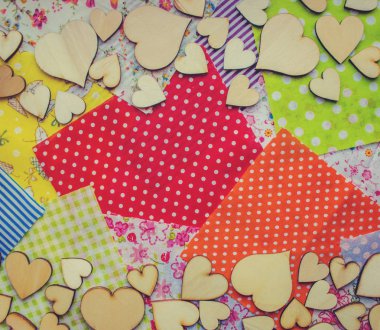 kumaş parçaları ahşap kalpler. seçici odak. 