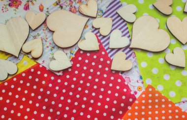 kumaş parçaları ahşap kalpler. seçici odak. 