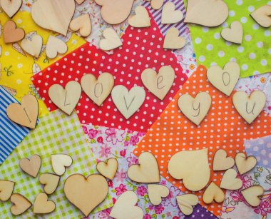 kumaş parçaları ahşap kalpler. seçici odak. 