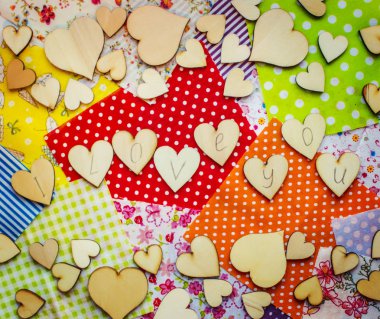 kumaş parçaları ahşap kalpler. seçici odak. 