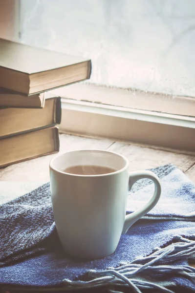 ホット ナイ窓辺と本を読む。選択と集中. — ストック写真
