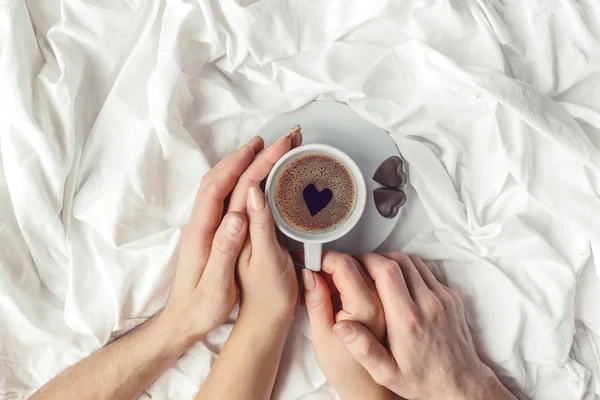 침대에서 뜨거운 커피입니다. 선택적 초점. — 스톡 사진