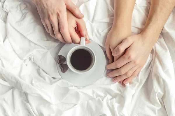 Hett kaffe i sängen. selektivt fokus. — Stockfoto