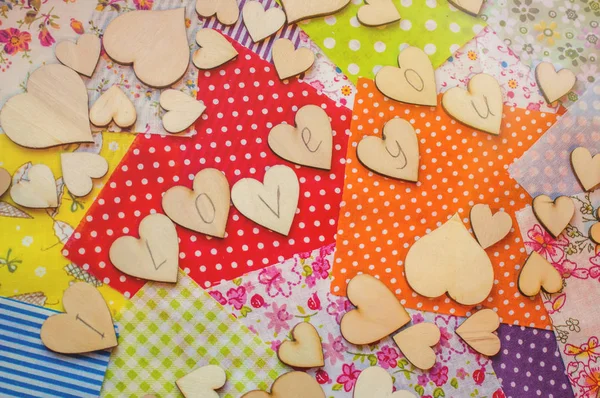 kumaş parçaları ahşap kalpler. seçici odak. 