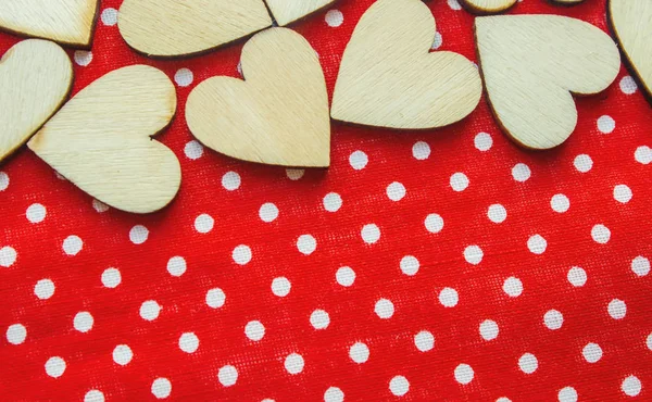 kumaş parçaları ahşap kalpler. seçici odak. 
