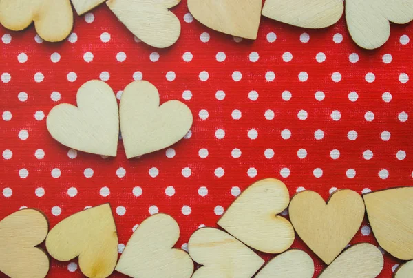 kumaş parçaları ahşap kalpler. seçici odak. 