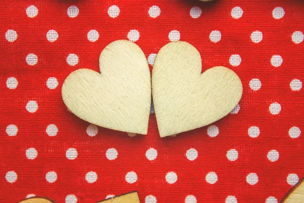 kumaş parçaları ahşap kalpler. seçici odak. 