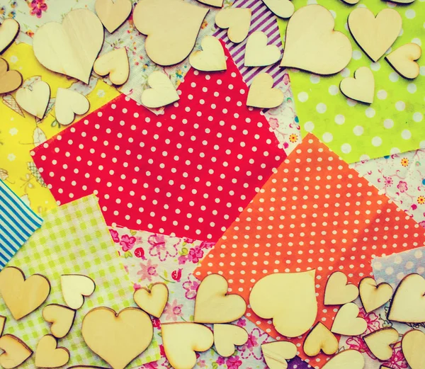 kumaş parçaları ahşap kalpler. seçici odak. 