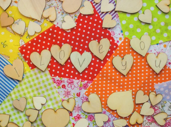 kumaş parçaları ahşap kalpler. seçici odak. 