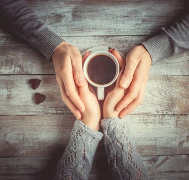 Sevdiğiniz birinin elinde sıcak kahve. 