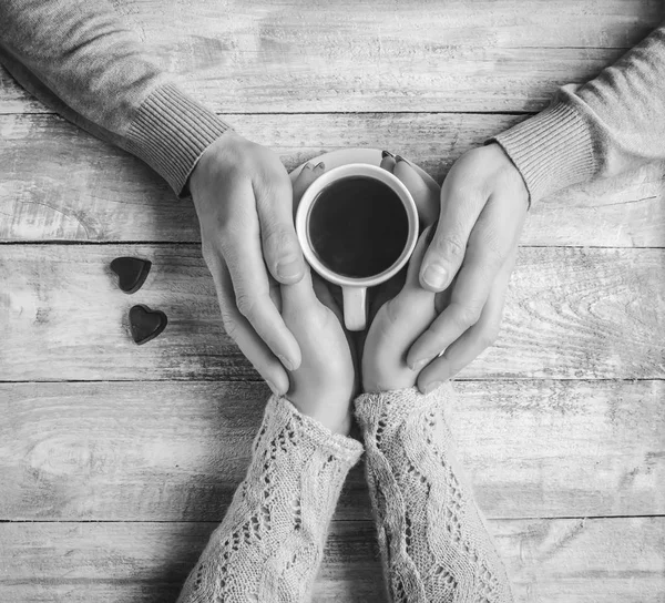 Hett kaffe i händerna på en älskad. — Stockfoto