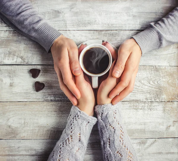 Café quente nas mãos de um ente querido . — Fotografia de Stock