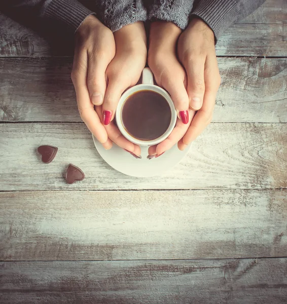 Forró kávét, egy szeretett ember kezében. — Stock Fotó