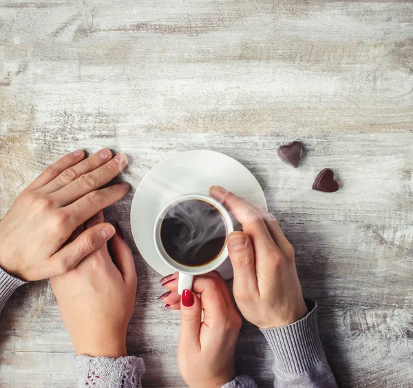 Hett kaffe i händerna på en älskad. — Stockfoto
