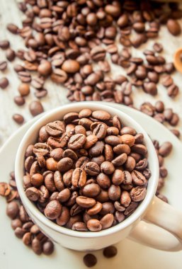 kahve çekirdeği. bir fincan kahve. seçici odak.