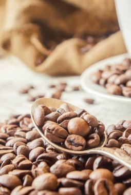 kahve çekirdeği. bir fincan kahve. seçici odak.