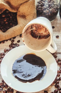 kahve çekirdeği. bir fincan kahve. seçici odak.